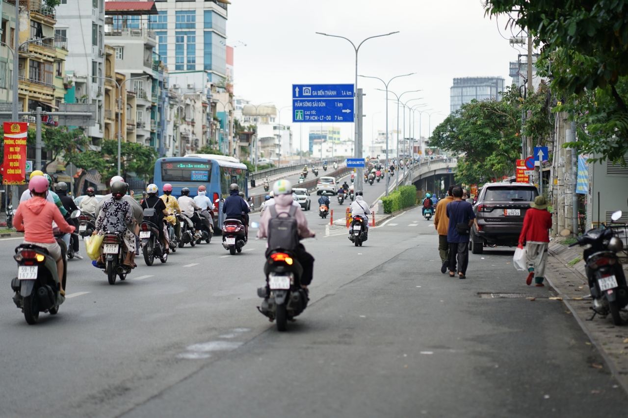 Người dân TP.HCM trước đề xuất hạn chế xe xăng dầu vào trung tâm: Sẵn sàng chuyển đổi vì môi trường, băn khoăn vì sinh kế- Ảnh 4.