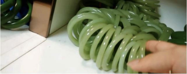 Streamer bán vòng ngọc bích 4,3 triệu đồng, giảm giá 50% hút 134 nghìn người theo dõi: Trong chớp mắt, hàng chợ biến thành "đồ quý", có cả giấy kiểm định- Ảnh 1.
