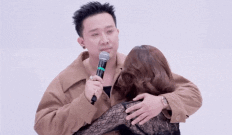 Chuyện không lên sóng: Vừa diễn xong màn solo, một Em Xinh ôm chầm lấy Trấn Thành bật khóc nức nở- Ảnh 5.