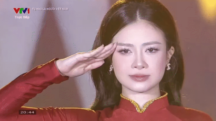 Khoảnh khắc Chào cờ của Chị Đẹp giảng viên khiến hàng chục nghìn người thổn thức: Nhan sắc 10 điểm không có nhưng!- Ảnh 4.