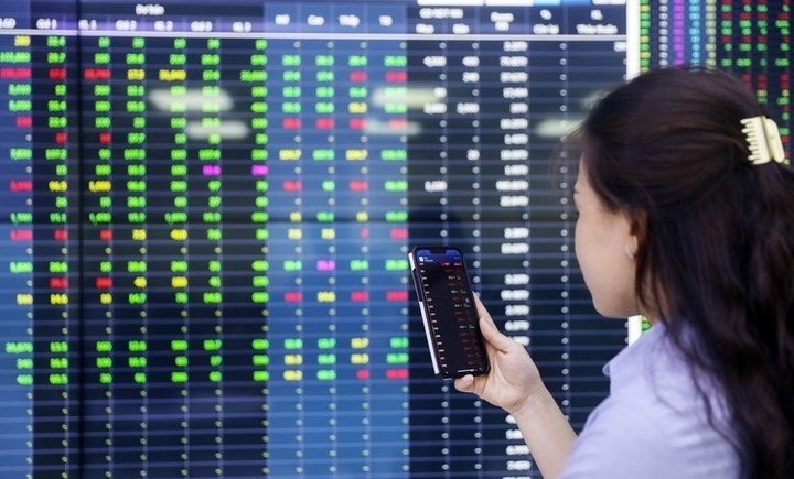 Chứng khoán liên tục lập đỉnh, người mới chơi có nên đầu tư?- Ảnh 1.