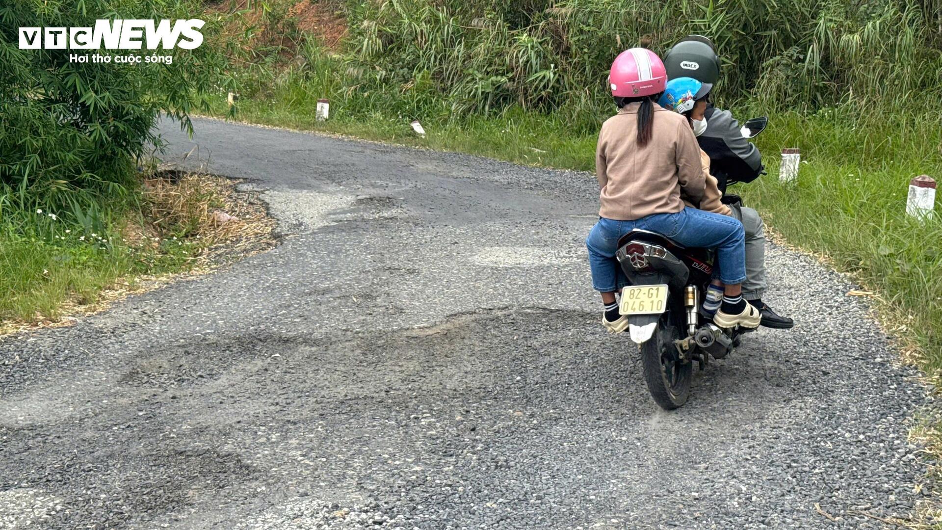 Tỉnh lộ ở miền núi Quảng Ngãi nát như tương, chi chít ổ voi, ổ gà- Ảnh 5.