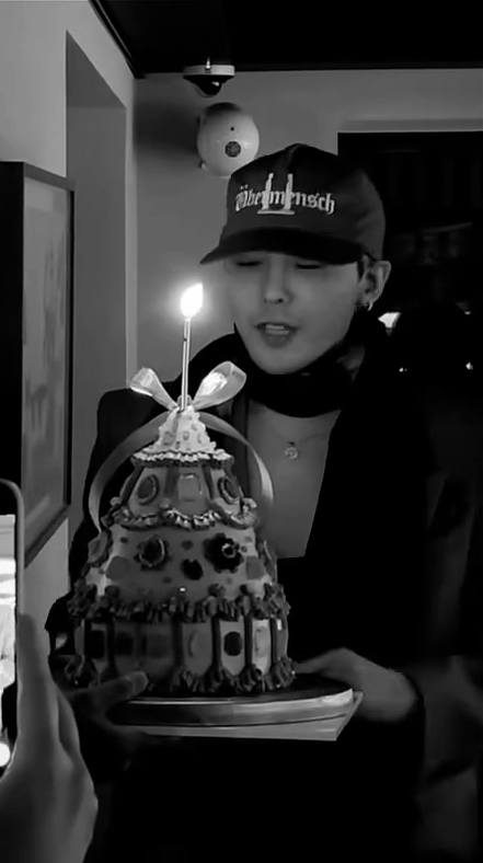 G-Dragon mừng sinh nhật tuổi 37 