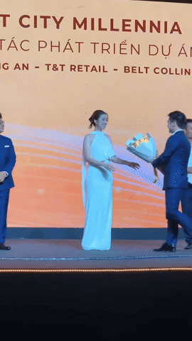 Khoảnh khắc tình bể bình của Đỗ Mỹ Linh và chủ tịch CLB Hà Nội giữa sự kiện, netizen 