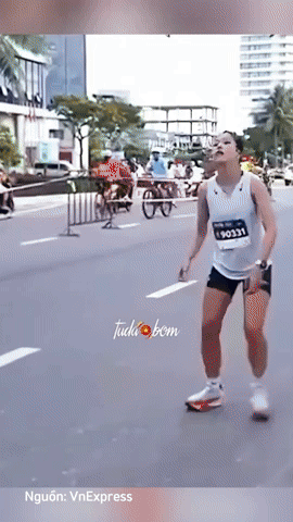 Nữ VĐV marathon kiệt sức loạng choạng vẫn cố lết về đích dẫn tới đổ gục gây tranh cãi dữ dội- Ảnh 1.