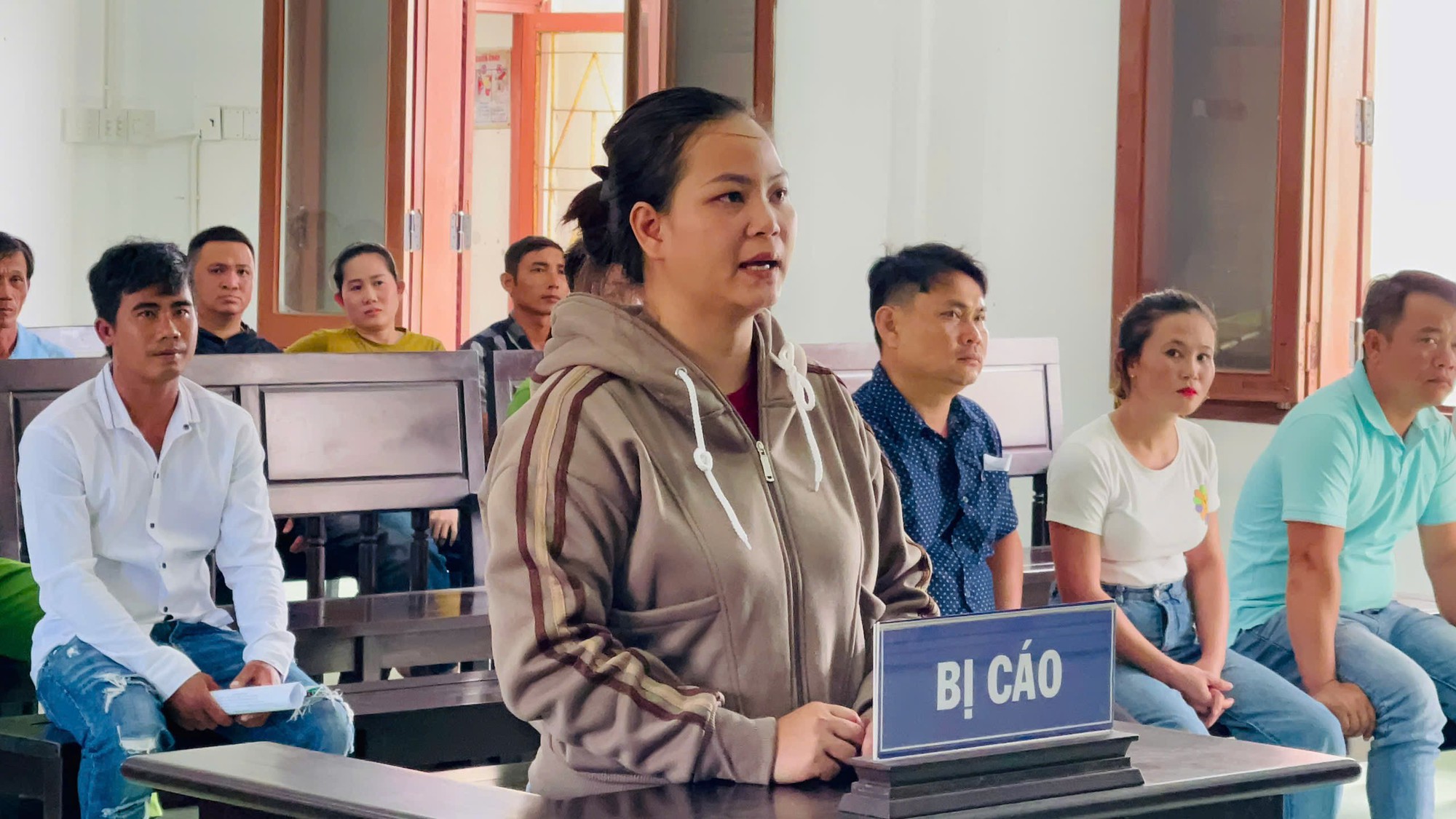 Một phụ nữ đâm trọng thương 2 người đàn ông- Ảnh 1. Một phụ nữ đâm trọng thương 2 người đàn ông- Ảnh 1.
