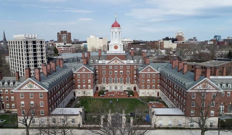 9 câu nói "sấm truyền" trên tường thư viện Harvard: Bảo sao ngôi trường này sản sinh ra nhiều người giàu đến thế!- Ảnh 1.