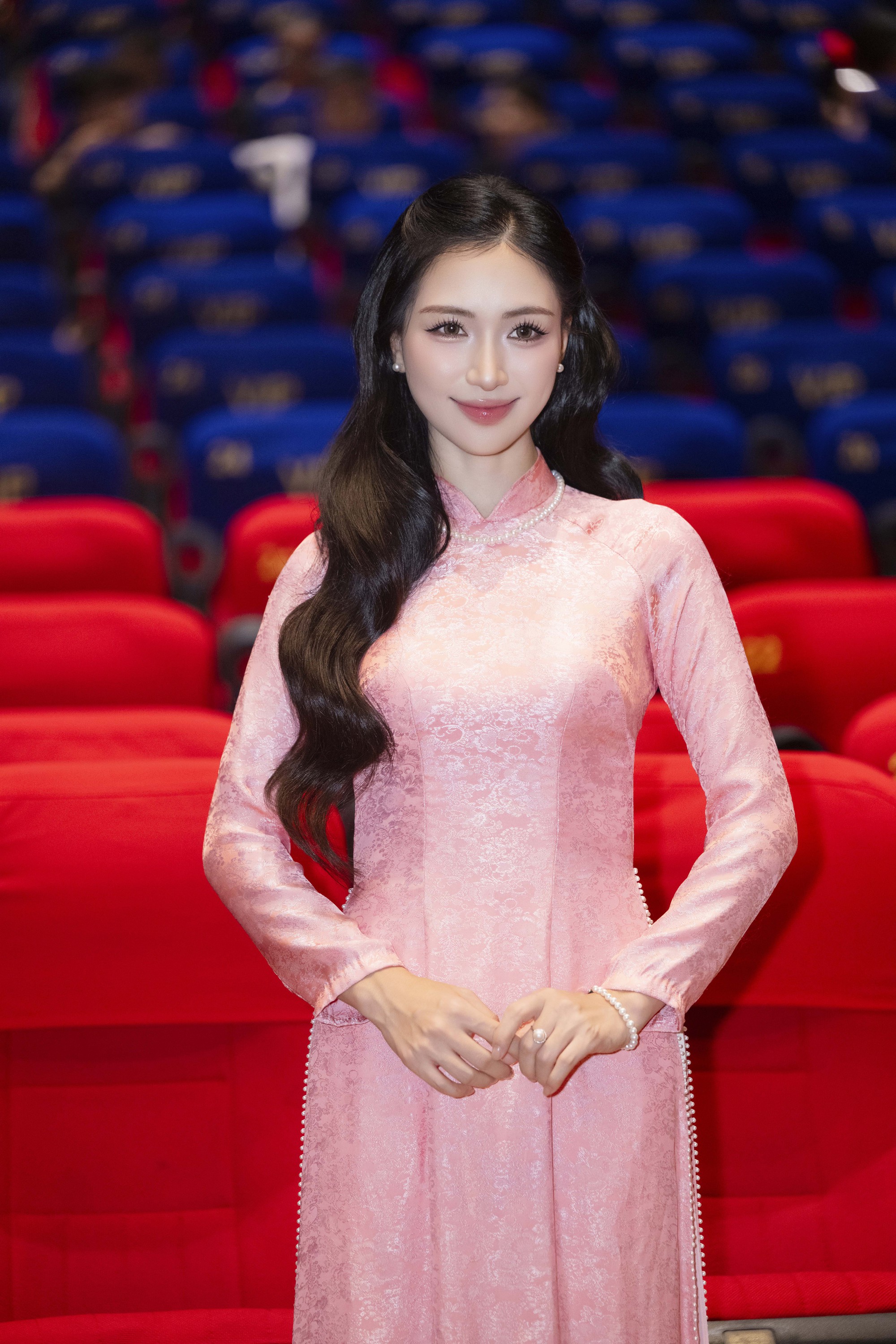Thảm đỏ hot nhất hôm nay: Hòa Minzy “xinh sang slay” kịch trần, 1 mỹ nam đẹp phát sáng lấn lượt cả dàn sao- Ảnh 1.