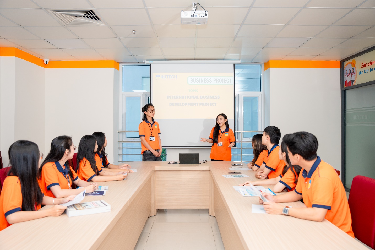 Sinh viên HUTECH “giải bài toán” thuyết trình trước đám đông bằng trải nghiệm đa dạng- Ảnh 1.
