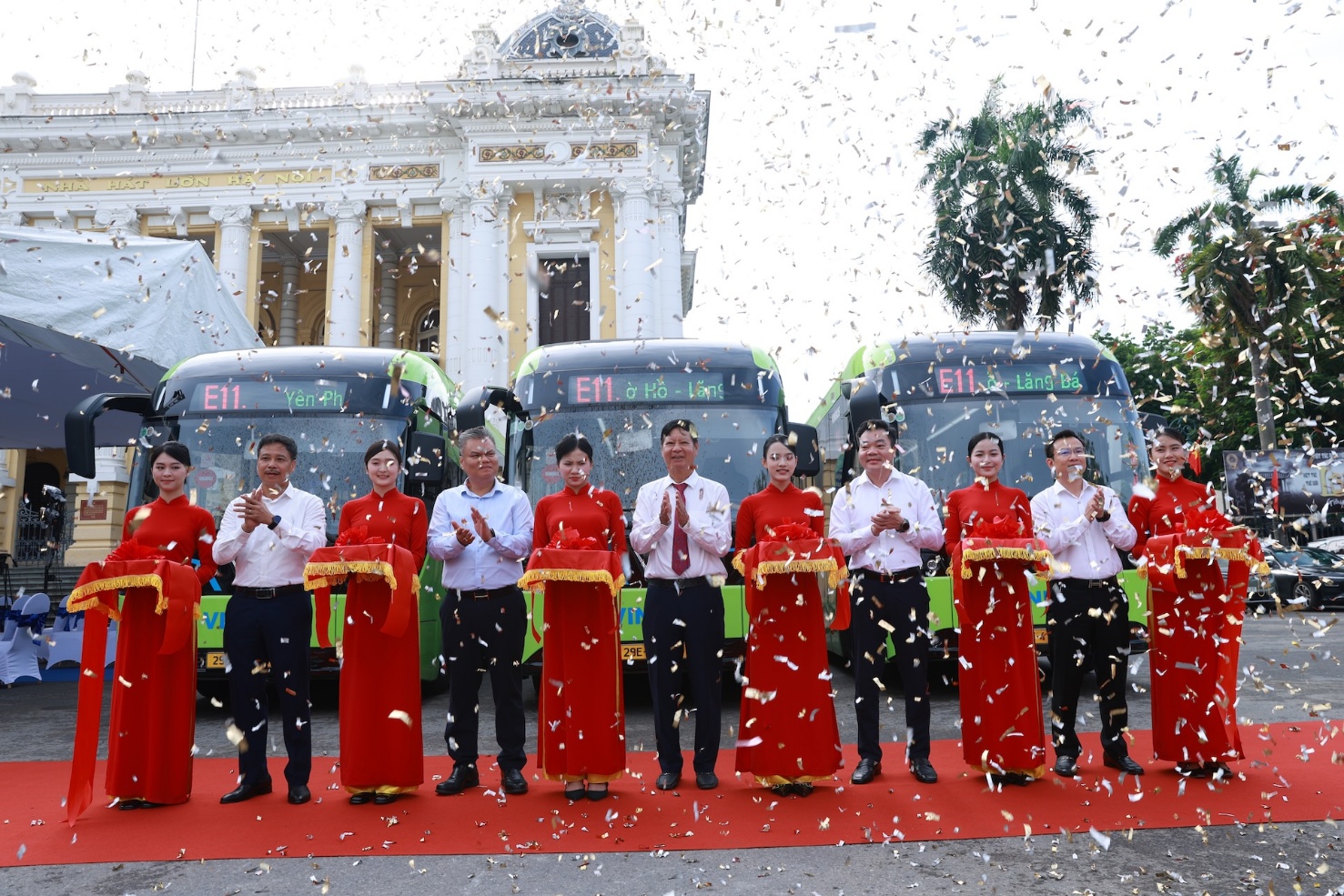 VinBus khai trương tuyến buýt điện E11 phục vụ miễn phí người dân Thủ đô- Ảnh 1.