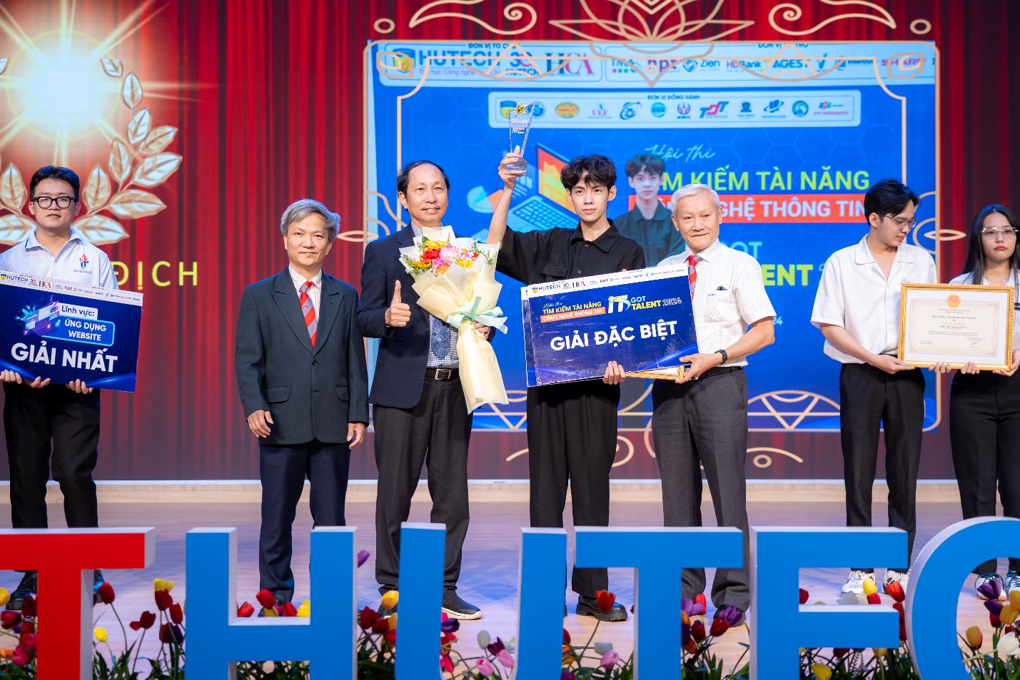 Sinh viên HUTECH “giải bài toán” thuyết trình trước đám đông bằng trải nghiệm đa dạng- Ảnh 5.