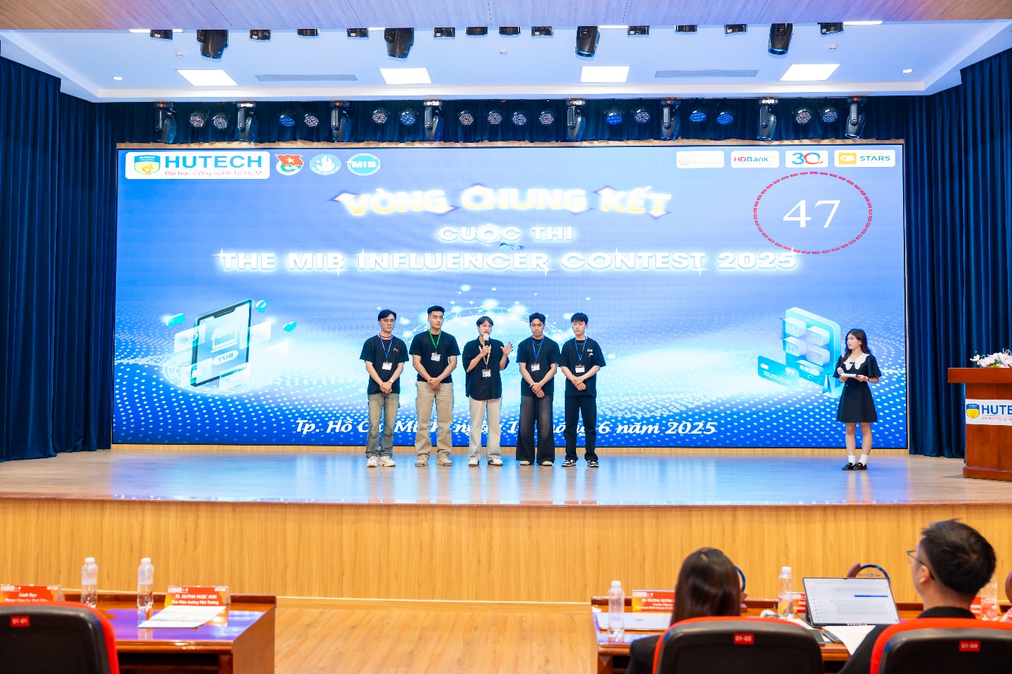 Sinh viên HUTECH “giải bài toán” thuyết trình trước đám đông bằng trải nghiệm đa dạng- Ảnh 6.