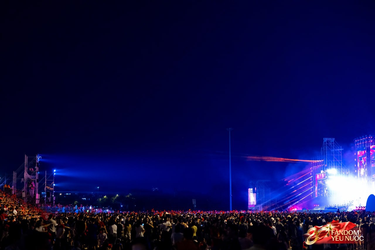 Lại thêm một đêm “concert quốc gia” rực đỏ Quảng trường Mỹ Đình: Cùng xem lại những hình ảnh ấn tượng nhất tối qua!- Ảnh 8.