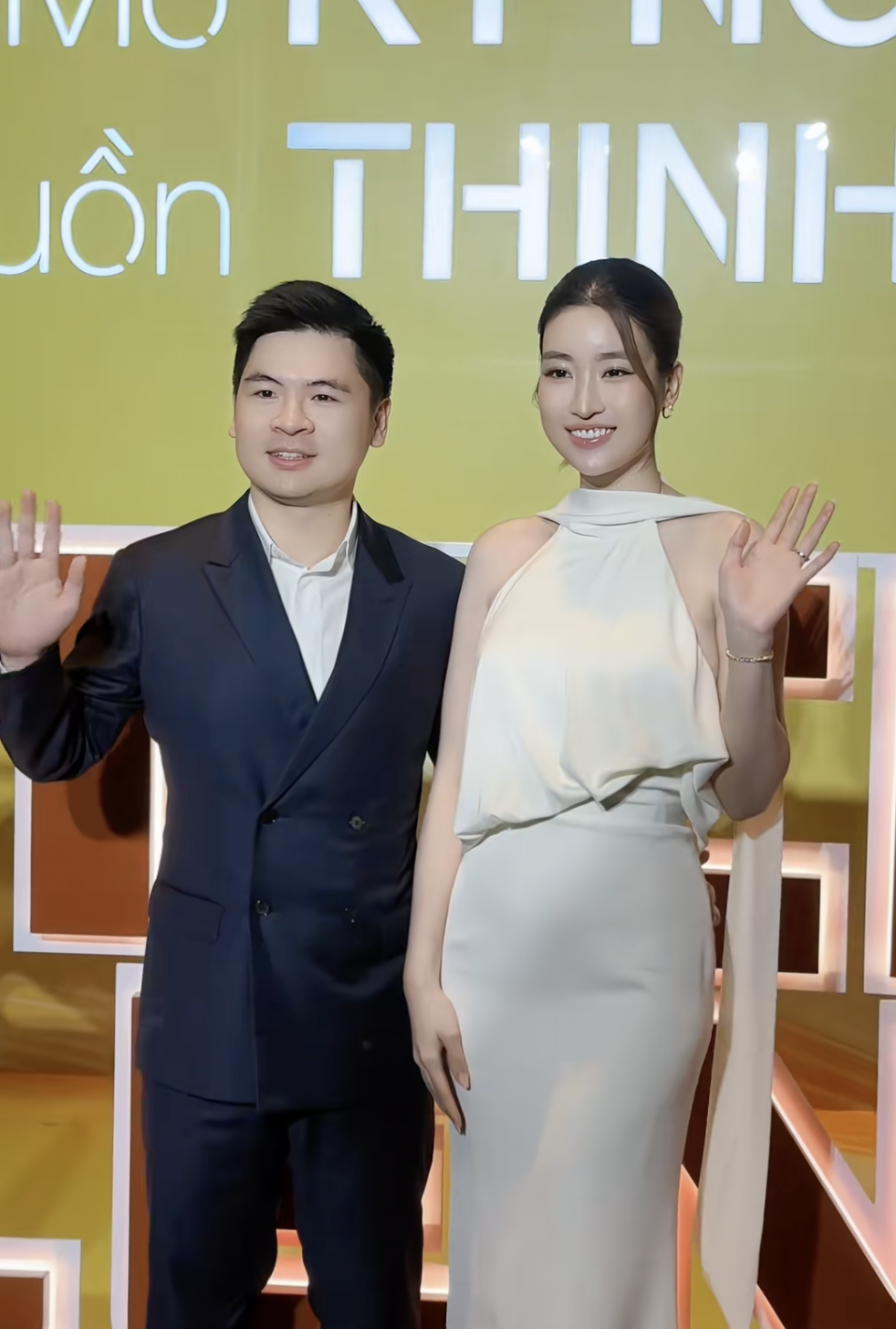 Khoảnh khắc tình bể bình của Đỗ Mỹ Linh và chủ tịch CLB Hà Nội giữa sự kiện, netizen 