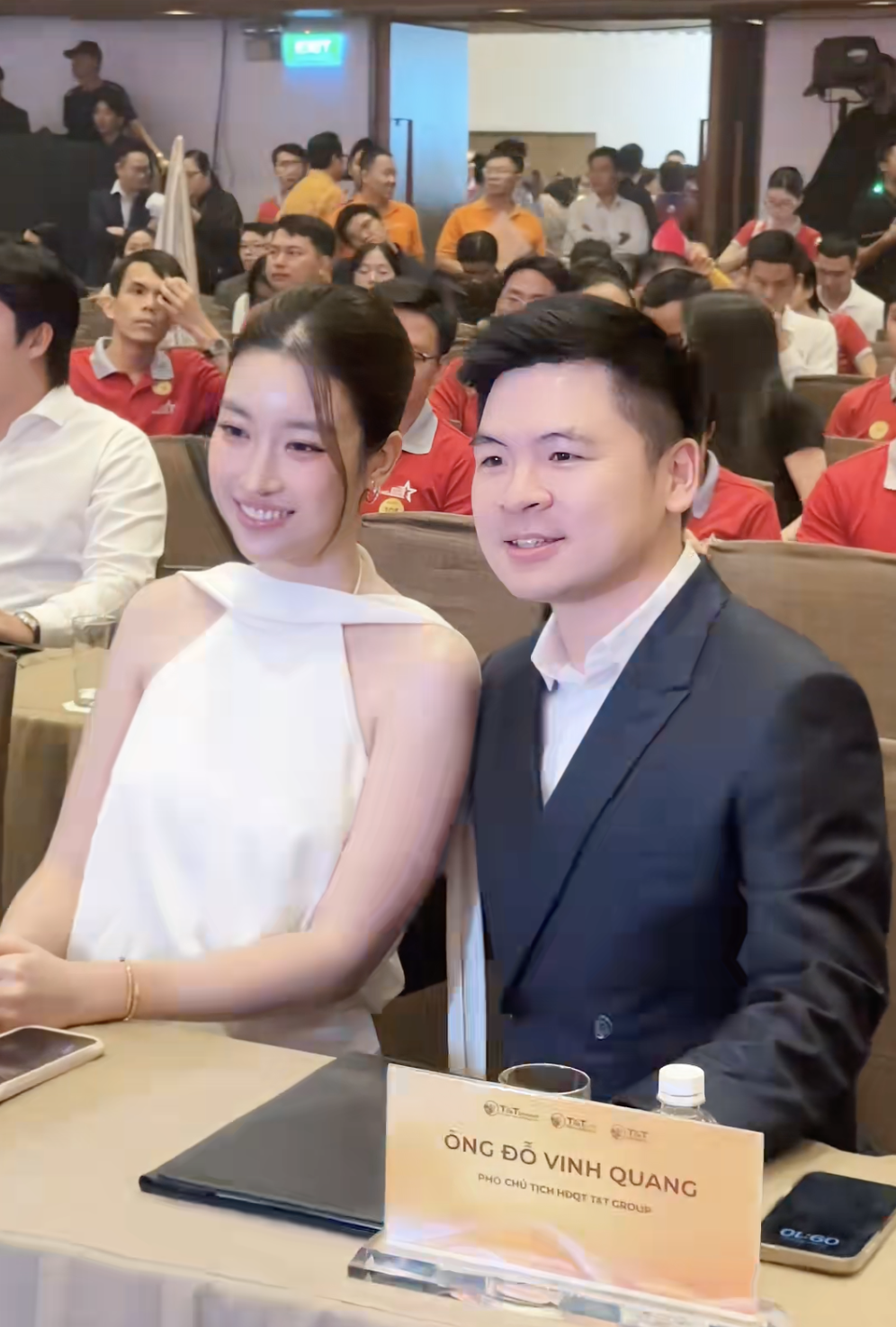 Khoảnh khắc tình bể bình của Đỗ Mỹ Linh và chủ tịch CLB Hà Nội giữa sự kiện, netizen 