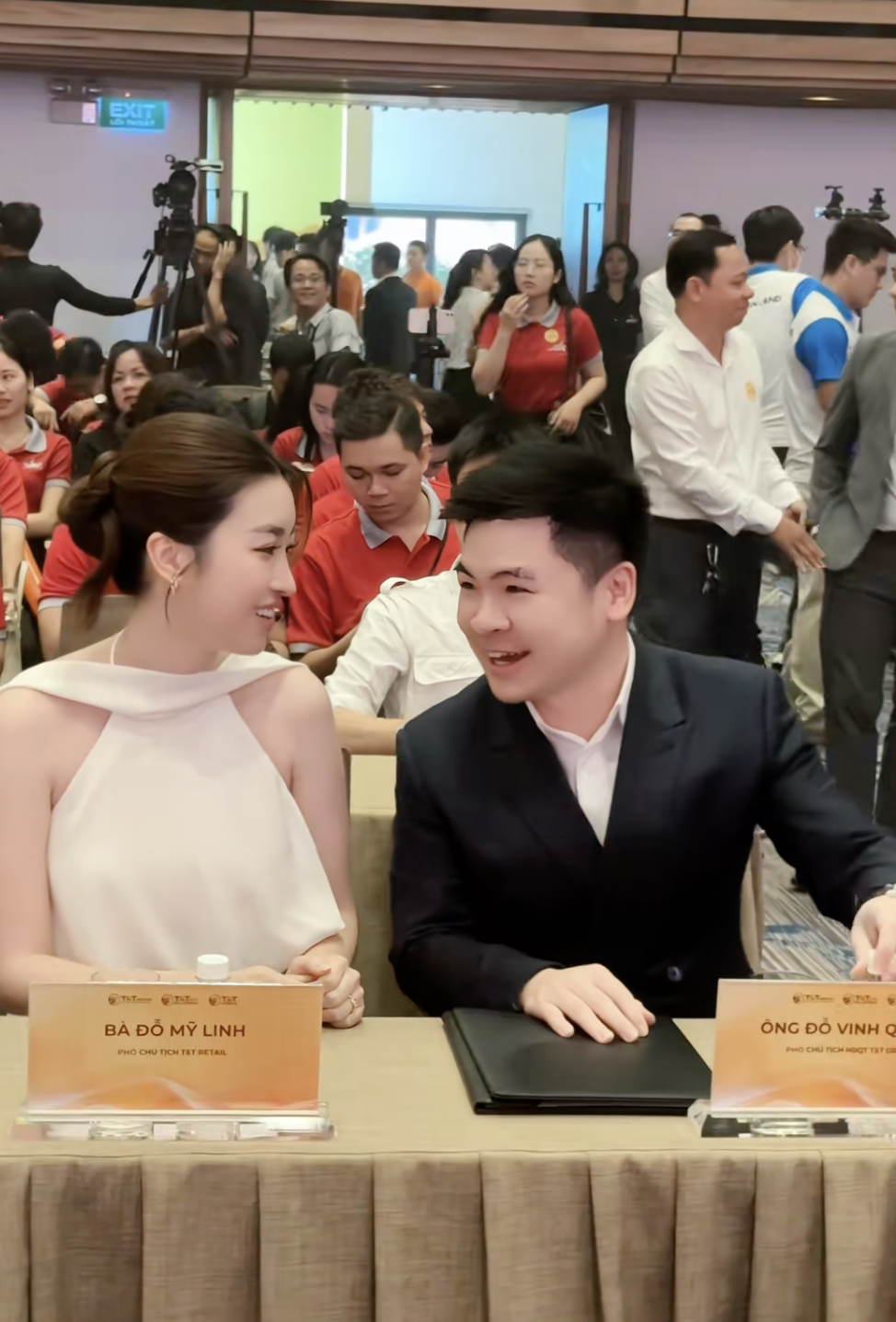 Khoảnh khắc tình bể bình của Đỗ Mỹ Linh và chủ tịch CLB Hà Nội giữa sự kiện, netizen 