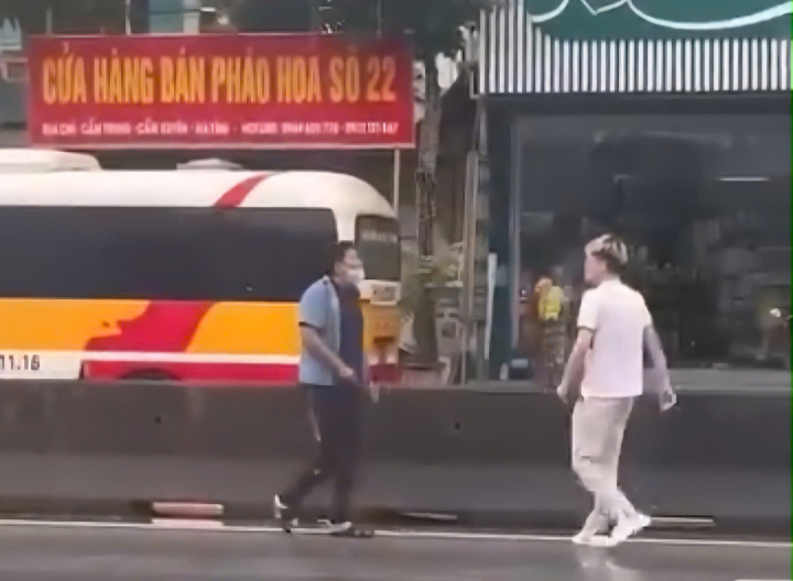 Tài xế xe buýt tấn công hành khách khi bị chụp ảnh xe lạng lách- Ảnh 1.