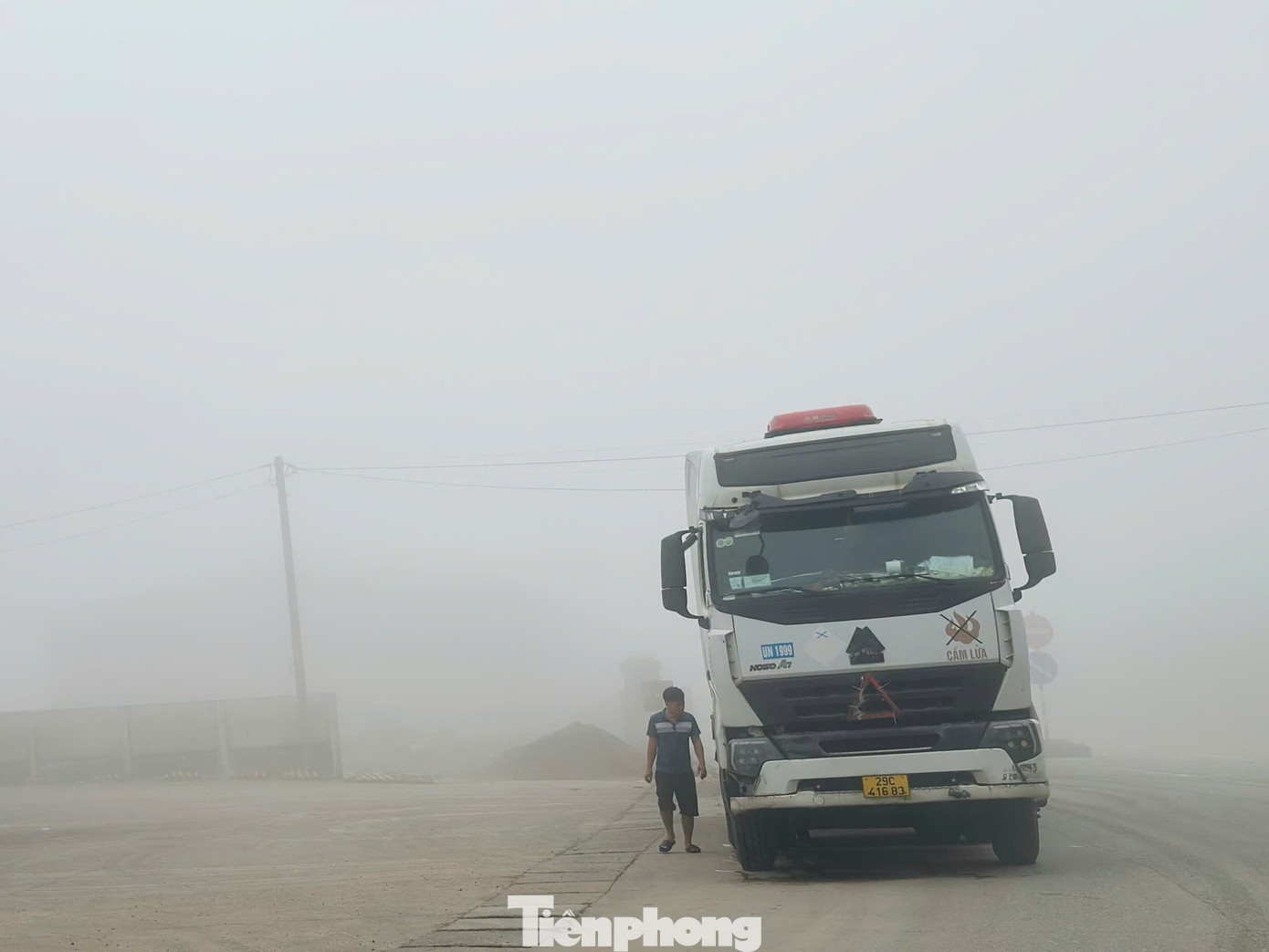 Sương mù dày đặc bao phủ tuyến đường lên Cửa khẩu Cầu Treo- Ảnh 9.