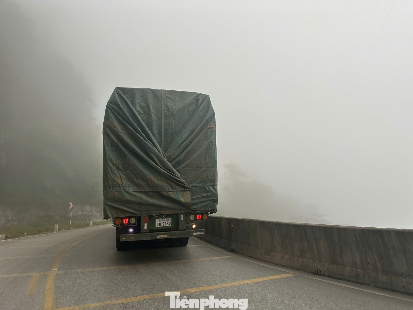 Sương mù dày đặc bao phủ tuyến đường lên Cửa khẩu Cầu Treo- Ảnh 10.
