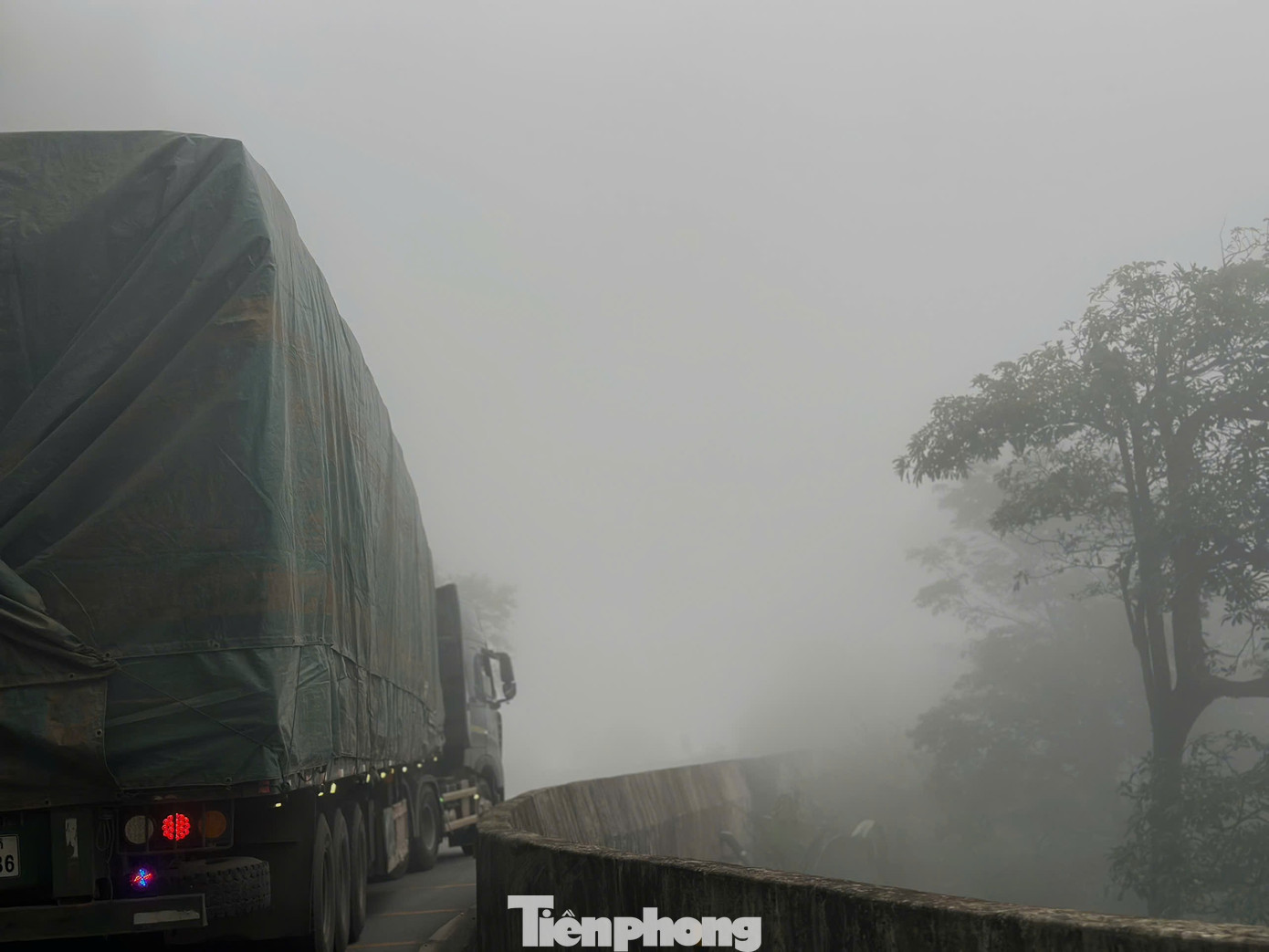 Sương mù dày đặc bao phủ tuyến đường lên Cửa khẩu Cầu Treo- Ảnh 5.