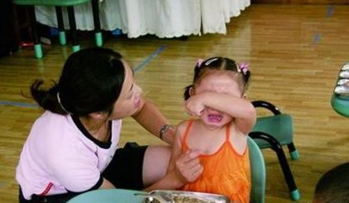 Bé gái đột nhiên không nói chuyện suốt 1 tuần, mẹ tới trường tìm hiểu mới biết lý do đau lòng- Ảnh 2.