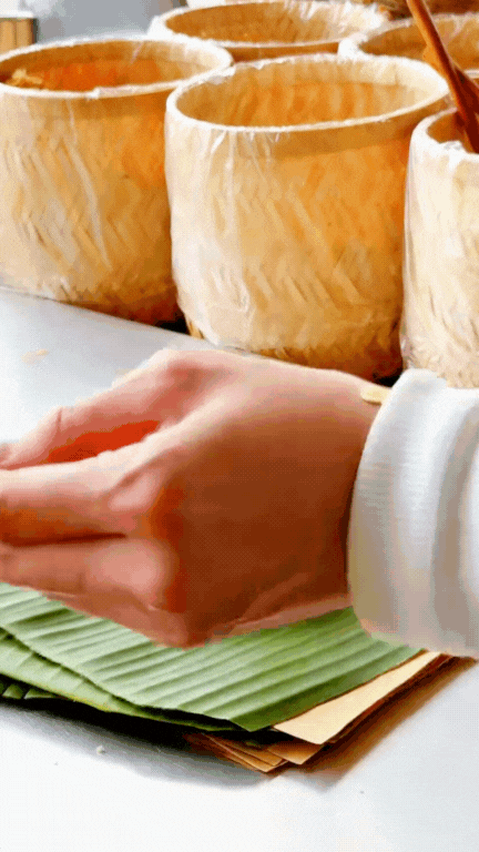 Quầy xôi xéo lá dứa nổi như cồn ở Cần Thơ: Chỉ 15k mà vừa ngon vừa chắc bụng, còn được xem cô chủ "múa tay" cực điệu nghệ!- Ảnh 2.