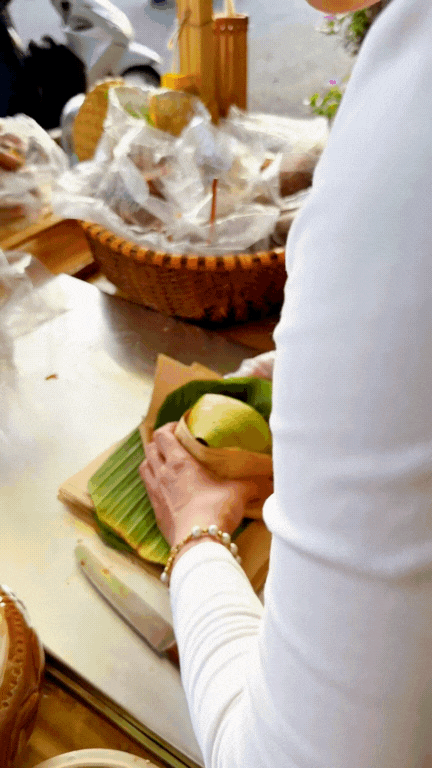 Quầy xôi xéo lá dứa nổi như cồn ở Cần Thơ: Chỉ 15k mà vừa ngon vừa chắc bụng, còn được xem cô chủ "múa tay" cực điệu nghệ!- Ảnh 11.