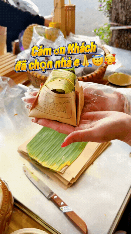 Quầy xôi xéo lá dứa nổi như cồn ở Cần Thơ: Chỉ 15k mà vừa ngon vừa chắc bụng, còn được xem cô chủ "múa tay" cực điệu nghệ!- Ảnh 16.