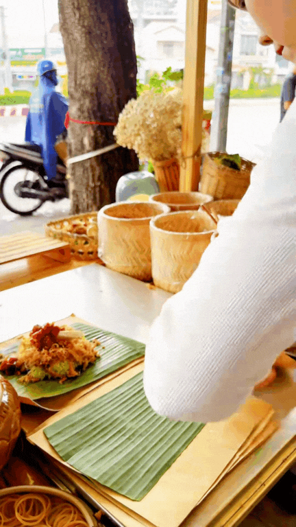 Quầy xôi xéo lá dứa nổi như cồn ở Cần Thơ: Chỉ 15k mà vừa ngon vừa chắc bụng, còn được xem cô chủ "múa tay" cực điệu nghệ!- Ảnh 15.