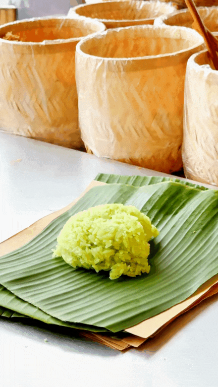 Quầy xôi xéo lá dứa nổi như cồn ở Cần Thơ: Chỉ 15k mà vừa ngon vừa chắc bụng, còn được xem cô chủ "múa tay" cực điệu nghệ!- Ảnh 1.