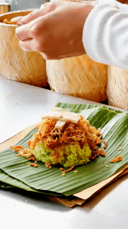 Quầy xôi xéo lá dứa nổi như cồn ở Cần Thơ: Chỉ 15k mà vừa ngon vừa chắc bụng, còn được xem cô chủ "múa tay" cực điệu nghệ!- Ảnh 3.
