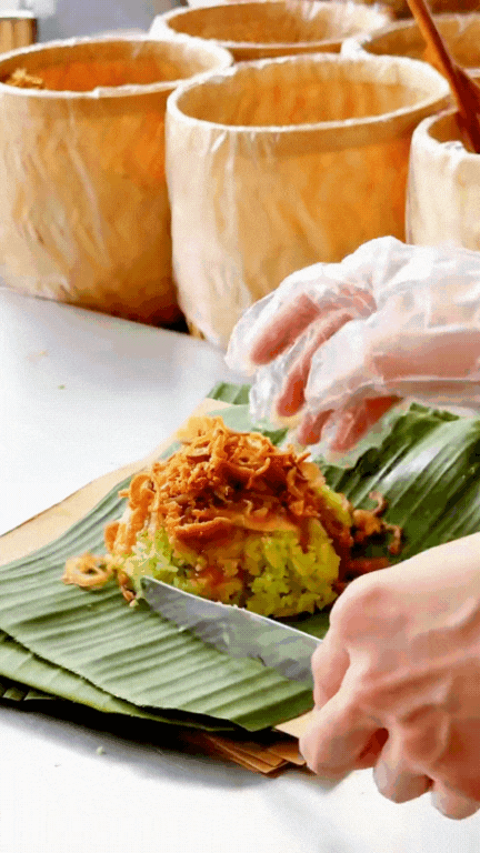 Quầy xôi xéo lá dứa nổi như cồn ở Cần Thơ: Chỉ 15k mà vừa ngon vừa chắc bụng, còn được xem cô chủ "múa tay" cực điệu nghệ!- Ảnh 4.