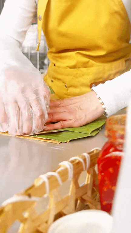 Quầy xôi xéo lá dứa nổi như cồn ở Cần Thơ: Chỉ 15k mà vừa ngon vừa chắc bụng, còn được xem cô chủ "múa tay" cực điệu nghệ!- Ảnh 6.