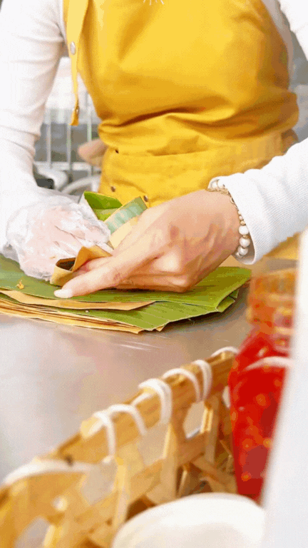 Quầy xôi xéo lá dứa nổi như cồn ở Cần Thơ: Chỉ 15k mà vừa ngon vừa chắc bụng, còn được xem cô chủ "múa tay" cực điệu nghệ!- Ảnh 5.