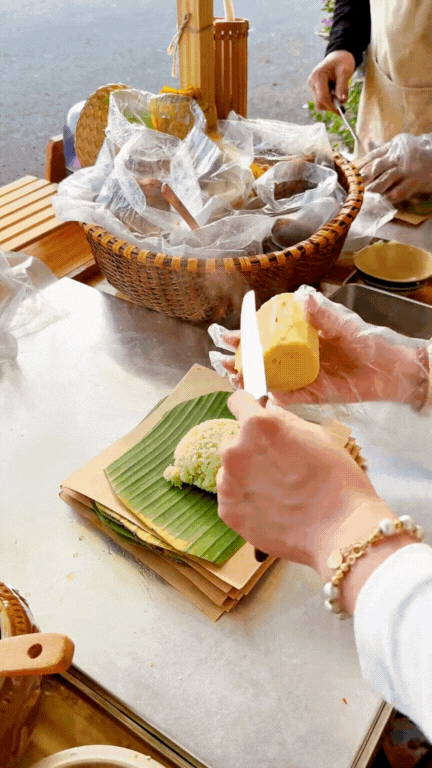 Quầy xôi xéo lá dứa nổi như cồn ở Cần Thơ: Chỉ 15k mà vừa ngon vừa chắc bụng, còn được xem cô chủ "múa tay" cực điệu nghệ!- Ảnh 7.