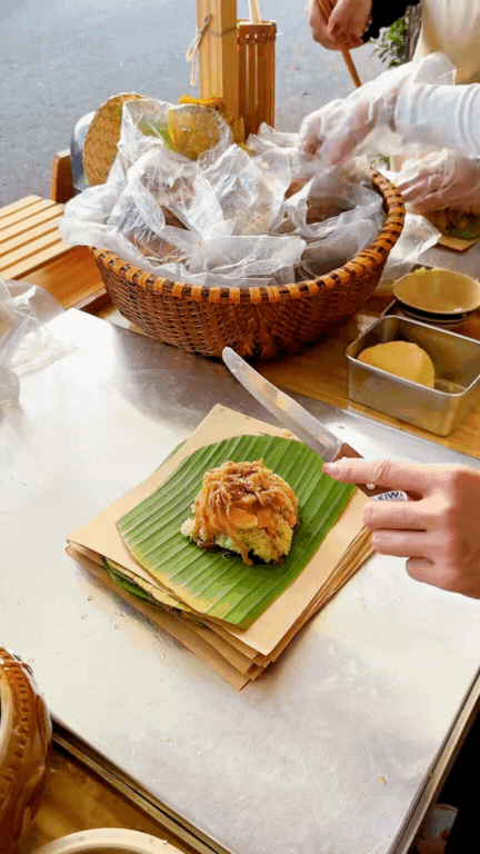 Quầy xôi xéo lá dứa nổi như cồn ở Cần Thơ: Chỉ 15k mà vừa ngon vừa chắc bụng, còn được xem cô chủ "múa tay" cực điệu nghệ!- Ảnh 8.