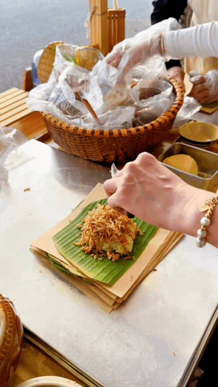 Quầy xôi xéo lá dứa nổi như cồn ở Cần Thơ: Chỉ 15k mà vừa ngon vừa chắc bụng, còn được xem cô chủ "múa tay" cực điệu nghệ!- Ảnh 9.