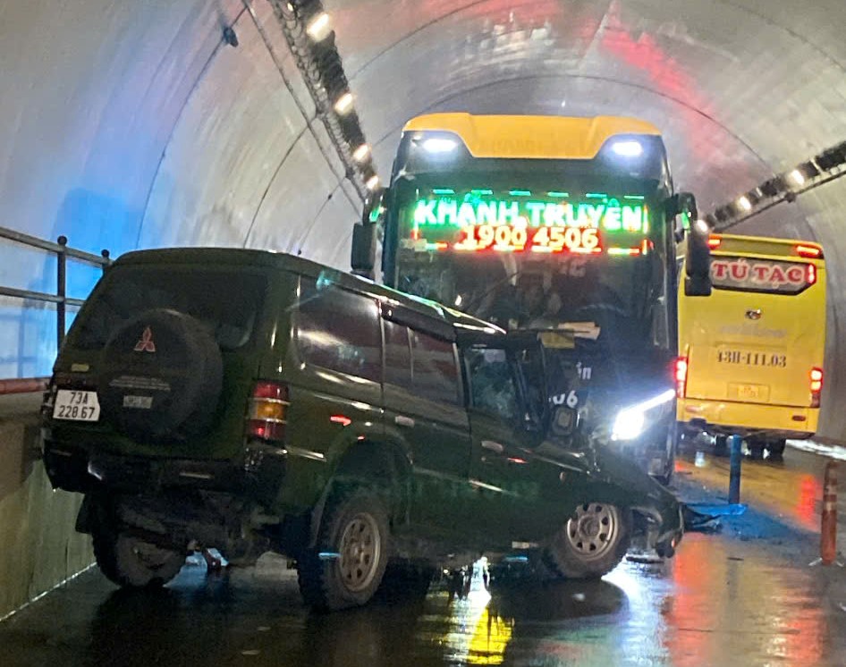 Tai nạn xe khách với ô tô 7 chỗ, 2 người tử vong trong hầm Đèo Ngang- Ảnh 1.