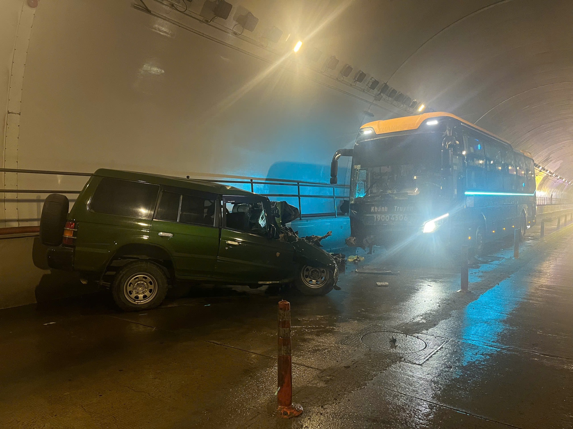 Tai nạn xe khách với ô tô 7 chỗ, 2 người tử vong trong hầm Đèo Ngang- Ảnh 3.