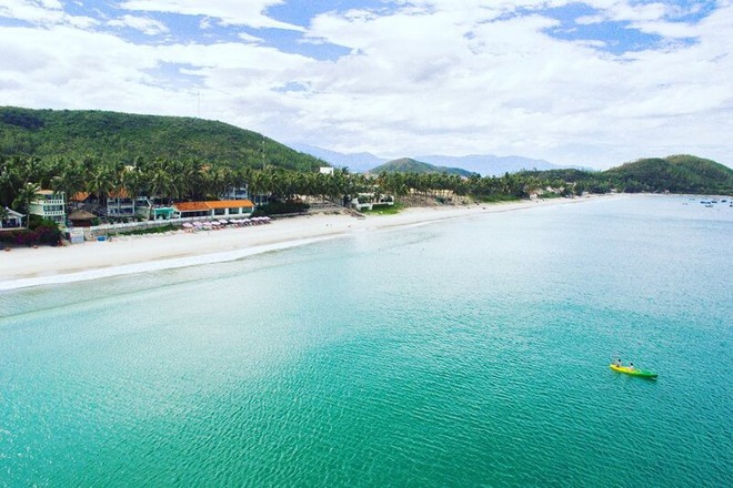 Bãi biển biệt lập cách trung tâm chưa tới 10km, du khách nhận xét: Đúng là biển xanh, cát trắng!- Ảnh 11.