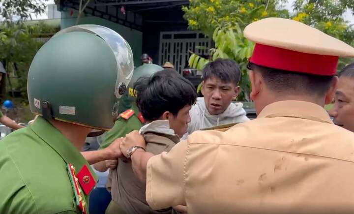 Công an Lâm Đồng truy bắt 3 người trên ô tô ‘thông chốt’, va chạm 2 xe máy- Ảnh 1.