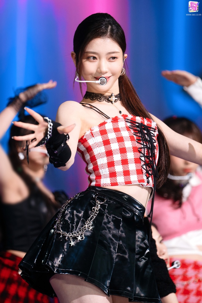 Thiên thần Kpop làm lu mờ Jang Wonyoung: Visual lẫn body đỉnh khỏi bàn nhưng bị gọi là center “giả mạo”- Ảnh 3.