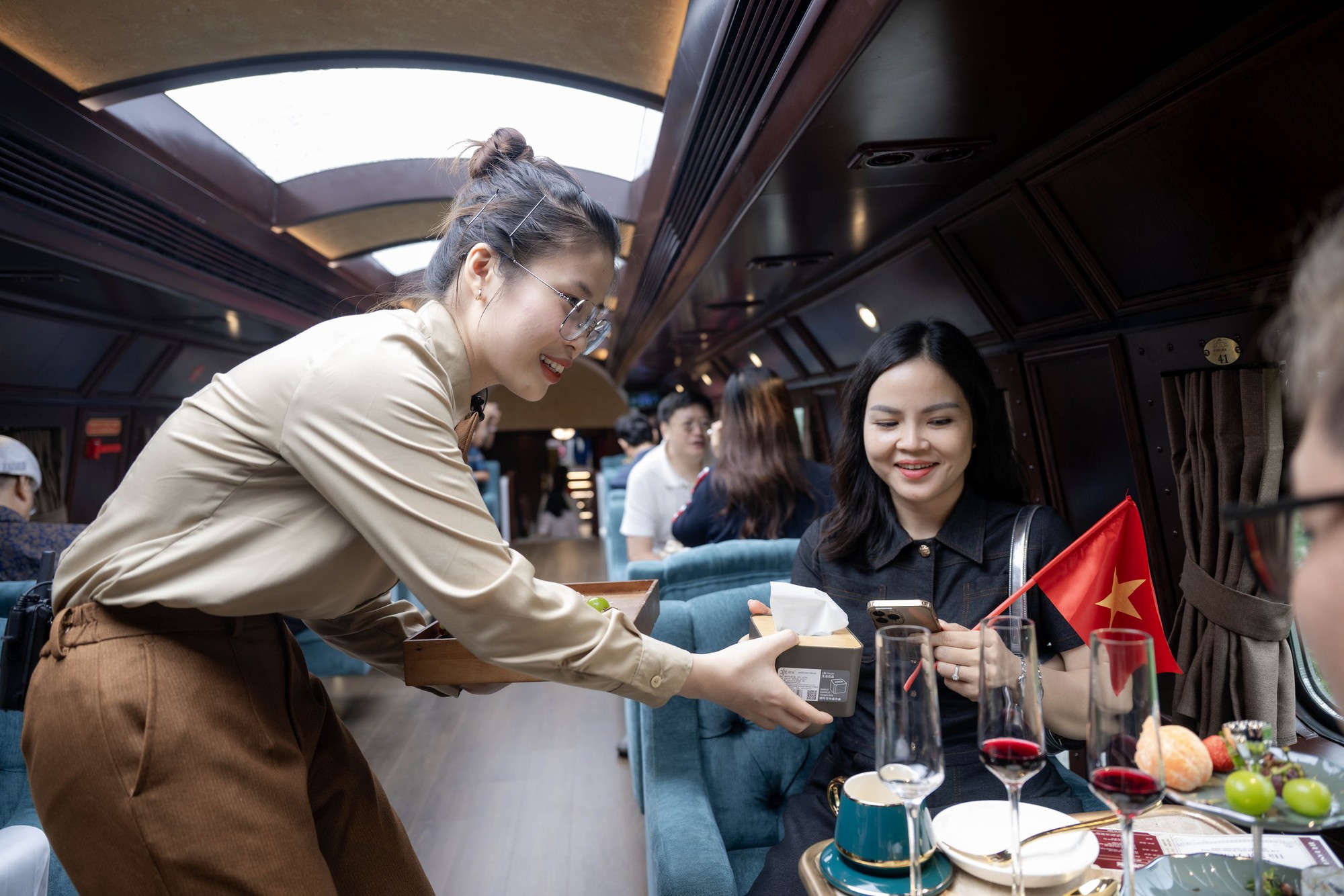 Chính thức ra mắt đoàn tàu 2 tầng "Hà Nội 5 cửa ô": Lần đầu tiên hành khách có thể vừa đi tàu vừa nghe hát xẩm!- Ảnh 3.