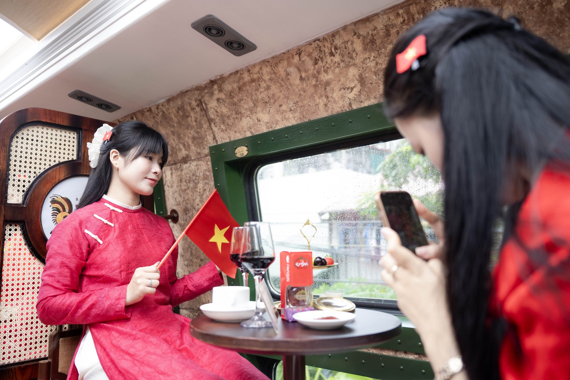 Chính thức ra mắt đoàn tàu 2 tầng "Hà Nội 5 cửa ô": Lần đầu tiên hành khách có thể vừa đi tàu vừa nghe hát xẩm!- Ảnh 4.