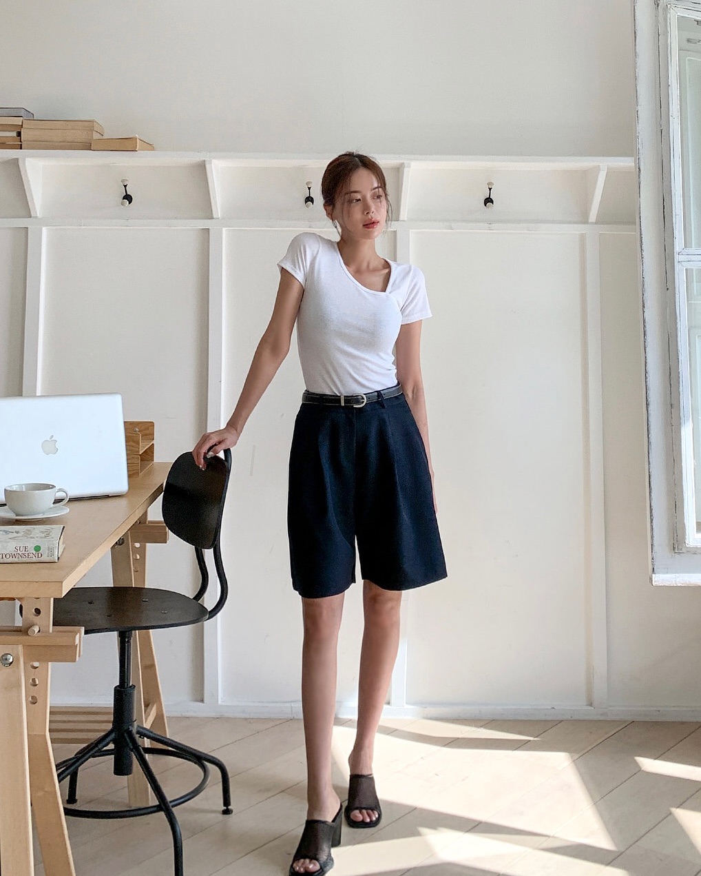 Mặc đẹp quá đơn giản với 10 set đồ đen trắng- Ảnh 6.