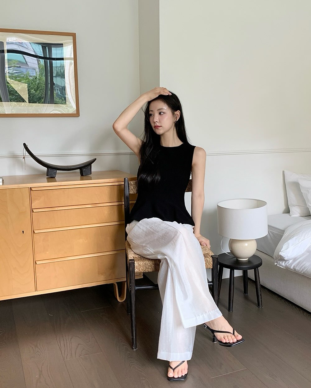 Mặc đẹp quá đơn giản với 10 set đồ đen trắng- Ảnh 3.