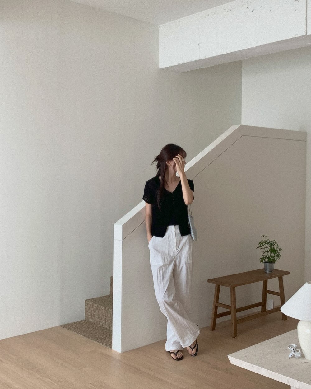Mặc đẹp quá đơn giản với 10 set đồ đen trắng- Ảnh 2.
