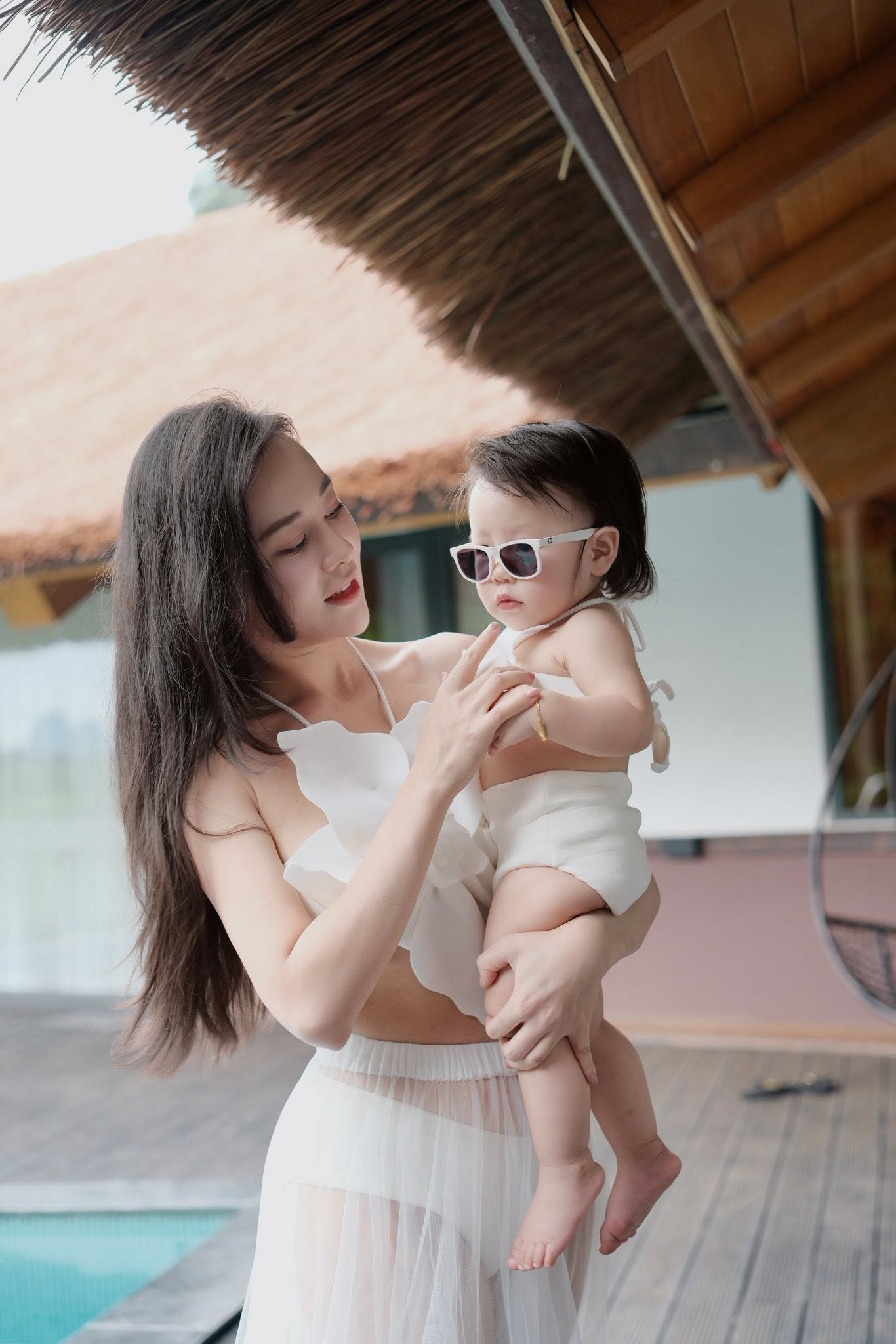 "Phu nhân hào môn" Phương Oanh tung bộ ảnh đồ đôi bên con gái, netizen tấm tắc khen: Con gái giống cha giàu ba họ- Ảnh 2.