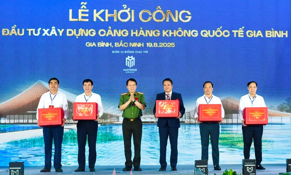 4 tỷ phú đô la Nguyễn Thị Phương Thảo, Phạm Nhật Vượng, Trần Đình Long, Hồ Hùng Anh cùng ''phất cờ'' khởi động các "quả đấm thép" dọc miền đất nước- Ảnh 4.