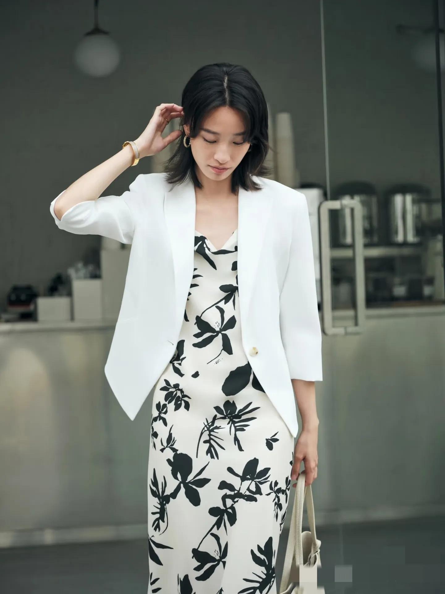 "Thần chú" mặc đẹp của phụ nữ trung niên là 4 kiểu trang phục này- Ảnh 4.
